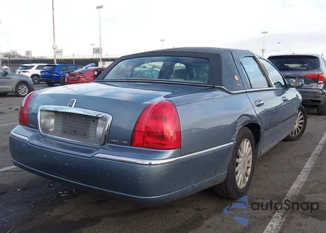 2003 Lincoln Town Car Executive z USA, uszkodzony, nr VIN 1LNHM81W93Y695525
